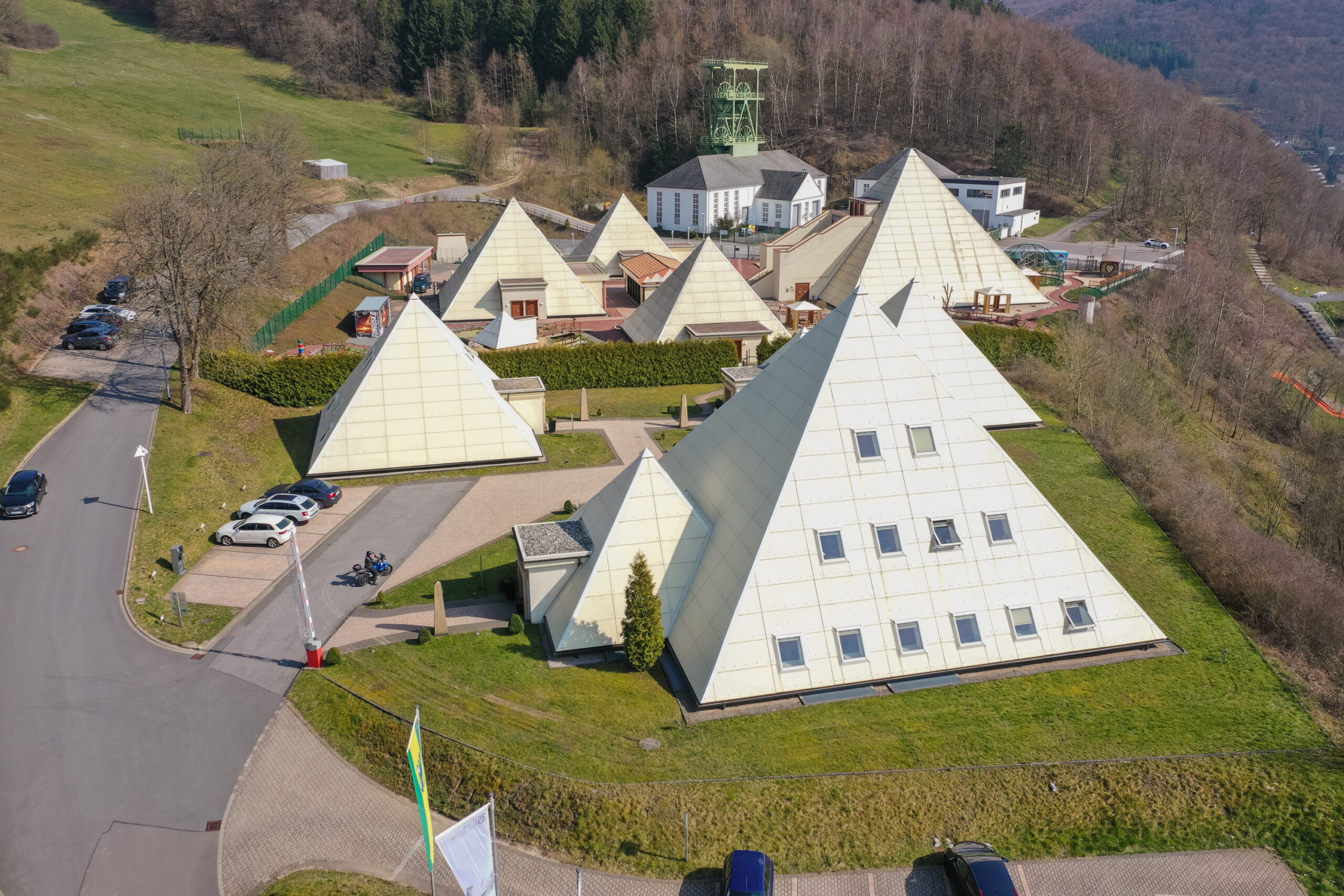 Sauerland-Pyramiden in Lennestadt-Meggen; 7 Pyramiden gibt es insgesamt, 3 davon gehören zum Gelände der Firma Rayonex
